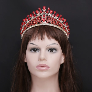 Couronne de mariée baroque dorée ornée de strass rouges en goutte et cristaux clairs