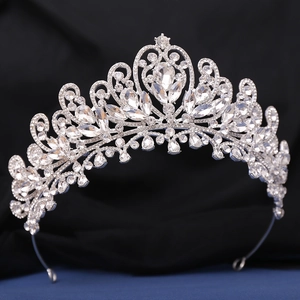 Gros plan d'une couronne de mariée argentée avec cristaux en poire sur tissu velours
