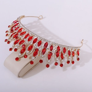 Détails de la couronne de mariée luxueuse avec cristaux rouges et alliage doré