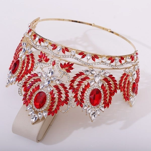 Détails de zircons rouges et blancs sur une couronne de mariée dorée de luxe