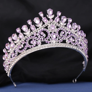 Détail de la couronne en alliage argenté avec cristaux gouttes violets et strass brillants