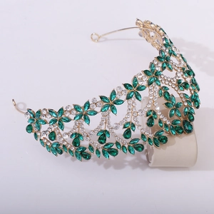 Vue détaillée d'une couronne de mariée baroque dorée avec pierres vert émeraude et cristaux