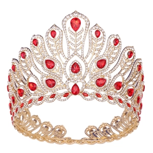 Détail de la couronne dorée ornée de grandes pierres précieuses rouges en forme de goutte