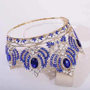 Détail macro de la couronne de mariée de luxe avec gemmes bleu foncé et métal doré