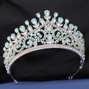 Détails de la couronne de mariée argentée avec pierres gouttes bleu clair et cristaux brillants