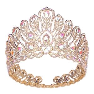 Détail de la couronne paon dorée ornée de gemmes irisées et de cristaux étincelants