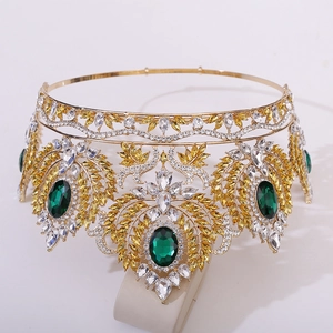 Vue détaillée de la couronne de mariée dorée ornée de gemmes vertes et cristaux
