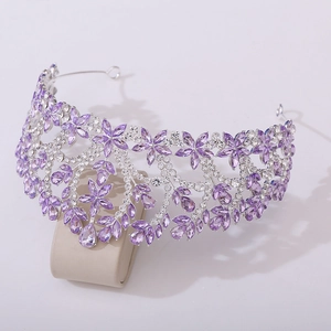 Détail de la couronne de mariée argentée avec cristaux violets et motifs floraux en métal