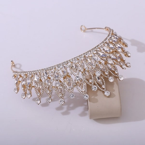 Détail macro de la couronne de mariée avec strass marquise et ronds sur alliage doré brillant