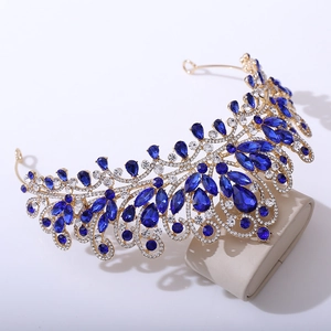 Vue détaillée de la couronne de mariée baroque dorée avec cristaux bleu foncé