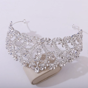 Détail macro d'une couronne de mariée baroque argentée avec cristaux étincelants posée sur socle