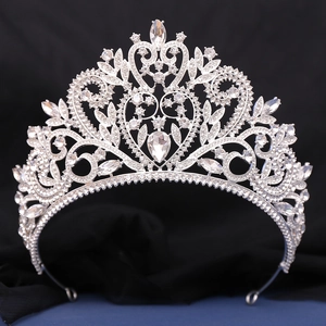 Vue détaillée d'une couronne baroque en argent avec cristaux en forme de cœur sur velours