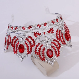 Détails de la couronne de mariée argentée avec cristaux rouges et strass scintillants