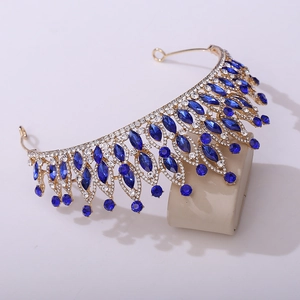 Détail d'une couronne de mariée dorée avec cristaux marquises bleus et strass