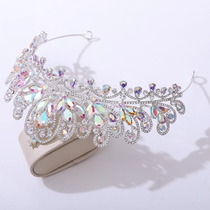 Détail d'une couronne de mariée luxueuse avec strass AB colorés sur support de vente
