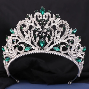 Détail de couronne de mariée argentée avec motifs de cœur et cristaux vert émeraude