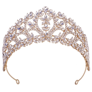 Détail de la tiare de mariée baroque dorée avec motifs floraux et cristaux brillants