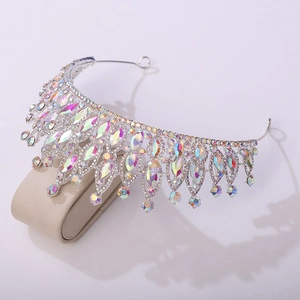 Détail macro de la couronne de mariée en argent avec strass AB colorés et cristaux