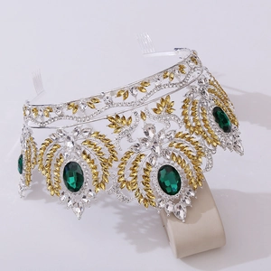Détail de la couronne de mariée avec émeraudes et cristaux marquises étincelants
