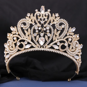 Vue détaillée de la couronne baroque dorée avec strass en cœur et motifs de lianes