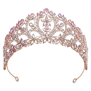 Détail de la couronne de mariée dorée avec fleurs en cristal et strass irisés
