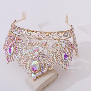 Détails d'une couronne de mariée luxueuse avec des strass colorés et du métal doré