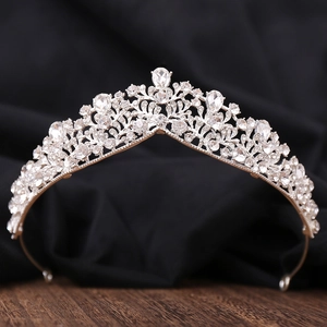 Tiara nupcial plateada elegante con pedrería floral y cristal para vestido de novia