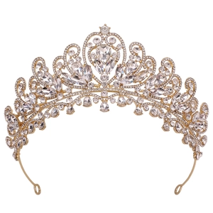 Détail d'un diadème de mariée de luxe doré orné de cristaux étincelants