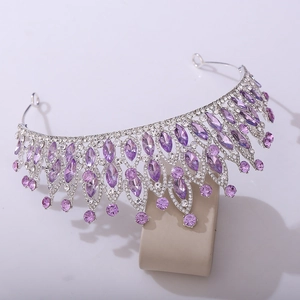 Détail macro de couronne de mariée avec cristaux marquises violets et monture argentée