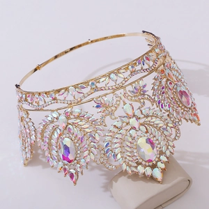 Détail d'une couronne de mariée dorée de luxe avec feuilles en cristal et gemmes