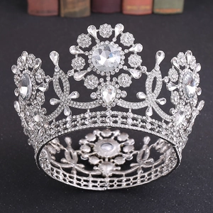 Lujosa corona de novia plateada con cristales y pedrería para bodas y desfiles