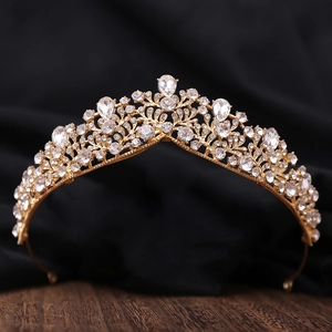 Detalle macro de la tiara de novia dorada con motivos florales y diamantes de imitación