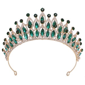 Détail d'une couronne de mariée dorée avec des cristaux vert foncé et strass brillants