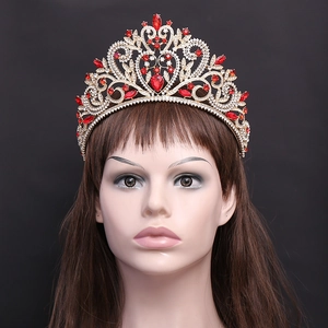 Couronne de mariée baroque dorée avec cristaux de cœur rouges et strass sur modèle