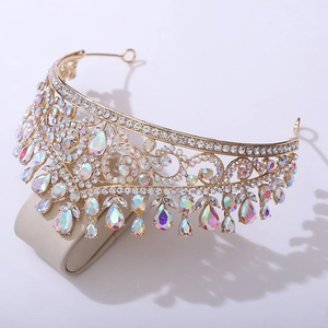 Vue détaillée de la couronne de mariée en métal doré avec des pierres précieuses colorées
