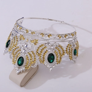 Détail macro d'une couronne de luxe argentée avec cristaux verts, ambrés et clairs