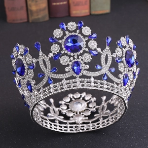 Detalle de corona nupcial de lujo con cristales azul real y pedrería brillante