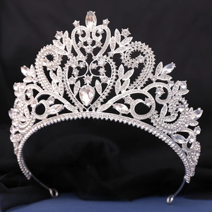 Couronne de mariée baroque argentée avec strass en cœur et cristaux sur fond noir