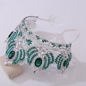 Détail d'une couronne de mariée de luxe avec cristaux vert émeraude et alliage argent