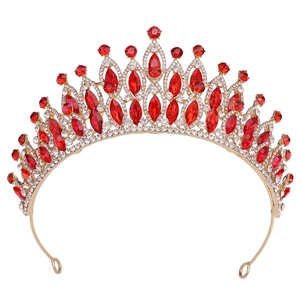 Vue macro détaillée du diadème doré de luxe avec pierres rouges en goutte et strass brillants
