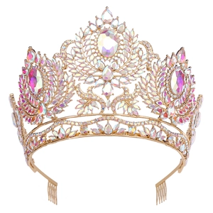 Vue détaillée d'une couronne de mariée dorée de luxe avec strass AB scintillants