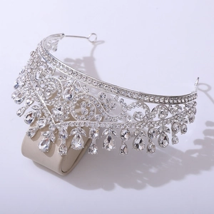 Détail de la couronne de mariée argentée avec cristaux en goutte et strass brillants