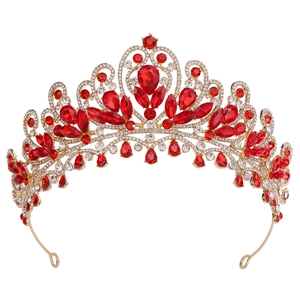 Détail de la couronne de mariée dorée de luxe avec des cristaux rouges en goutte