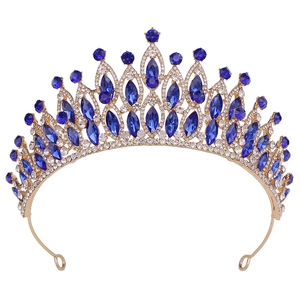 Couronne de mariée luxueuse en or avec cristaux bleu foncé et zircons blancs pour défilé