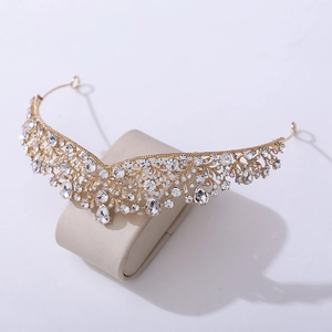 Tiara nupcial barroca dorada con hojas de cristal y colgantes de gota muy brillantes