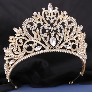 Détail de la couronne de mariée baroque dorée avec motifs de cristaux en forme de cœur