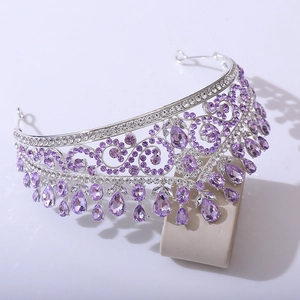 Vue détaillée du diadème de mariée avec cristaux violets en goutte et strass brillants