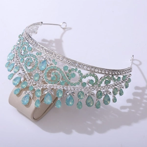 Détail de la couronne de mariée avec gemmes poire bleu menthe et glands argentés