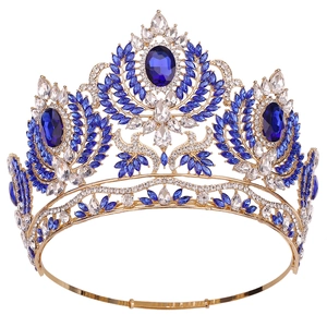 Couronne de mariée baroque dorée avec cristaux bleu royal et pierres précieuses
