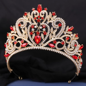 Couronne de mariée baroque dorée avec strass rouges en forme de cœur sur fond noir